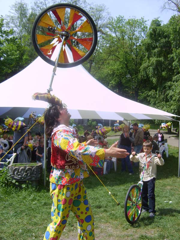 Баланс моноцикла на голове