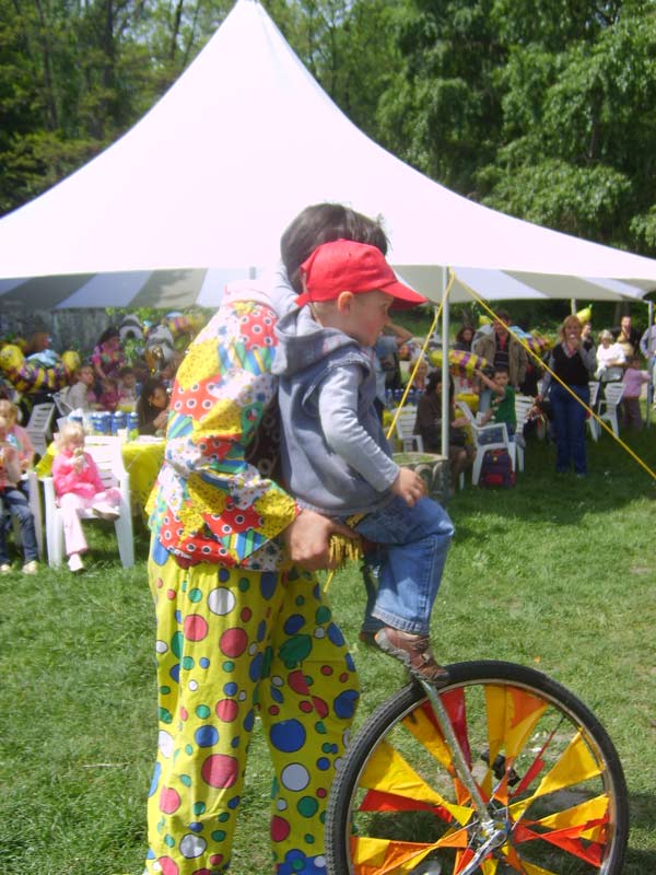 Проба детишек езде на моноцикле