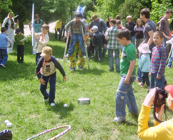 Активное участие и обучение детей цирковой ловкости с клоуном
