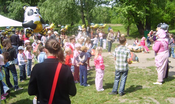 Продолжаются игры с аниматорами, сказочными героями, конкурсами