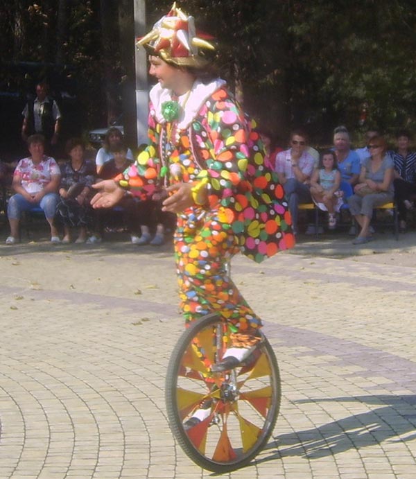 клоун на площади