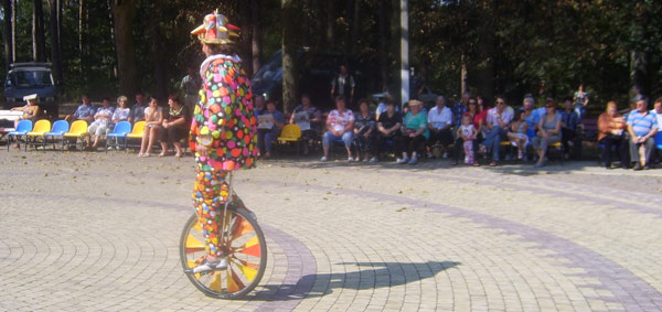 клоун на площади