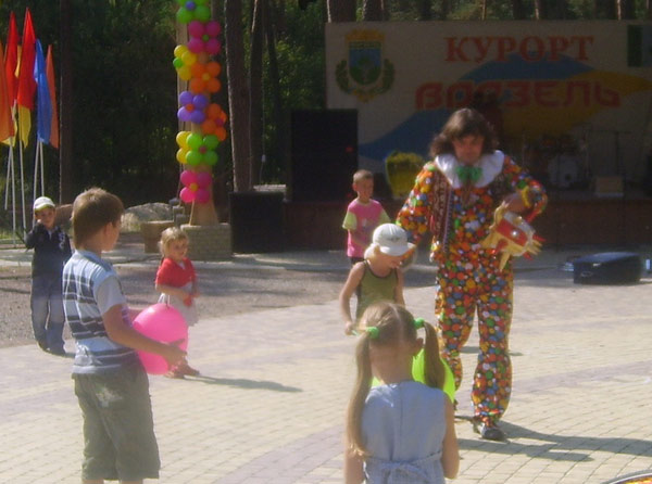 клоун на площади