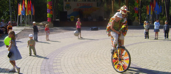 клоун на площади