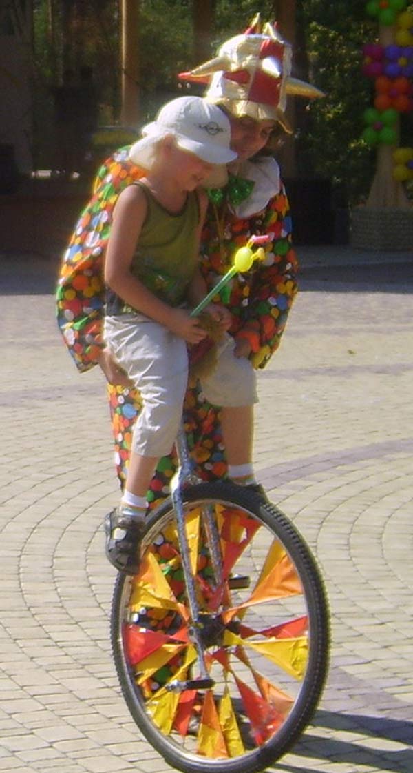 клоун на площади