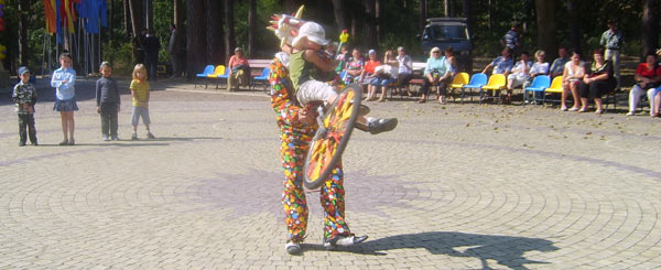 клоун на площади