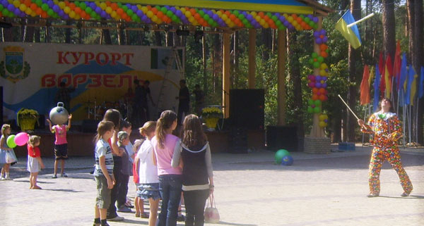 клоун на площади