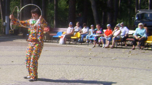 клоун на площади