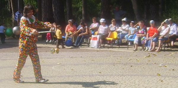 клоун на площади