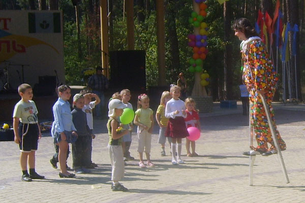 клоун на площади