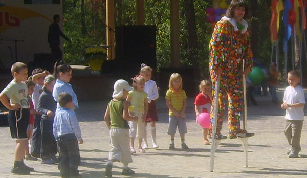 клоун на площади