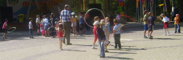 клоун на площади