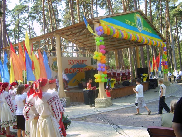 клоун на площади