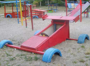 деревяный автомобиль на детской на площадке