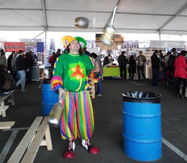 жонглер на ярмарку