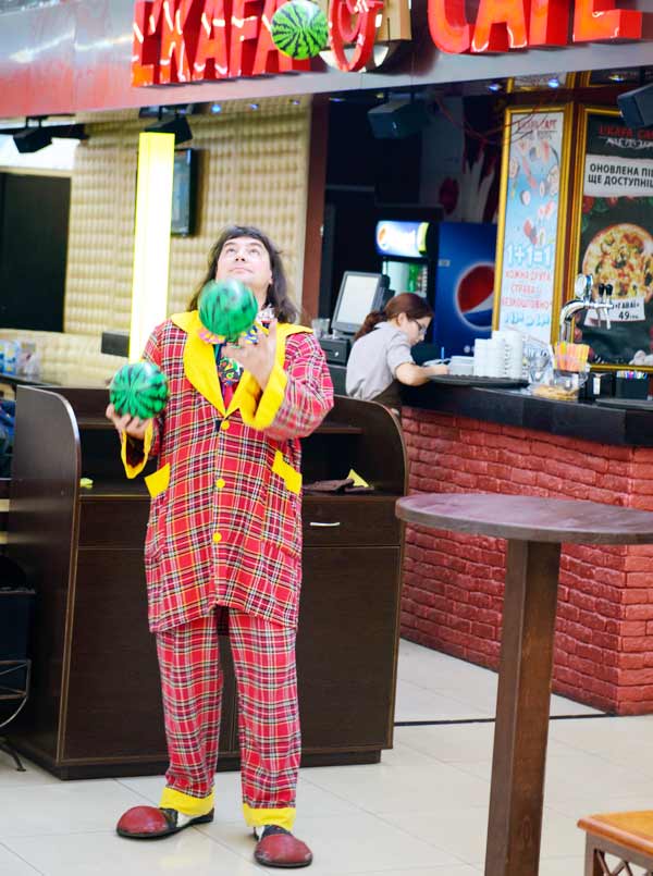 клоун жонглирует втц