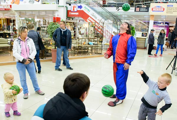 клону набивает мячик на голове