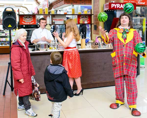 живая реклама жонглирование в магазине