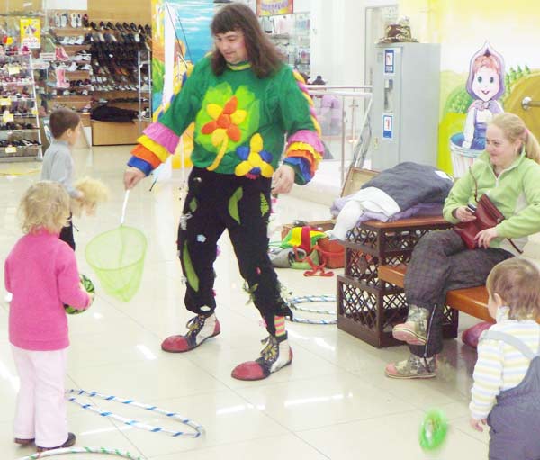 дети играют с клоуном