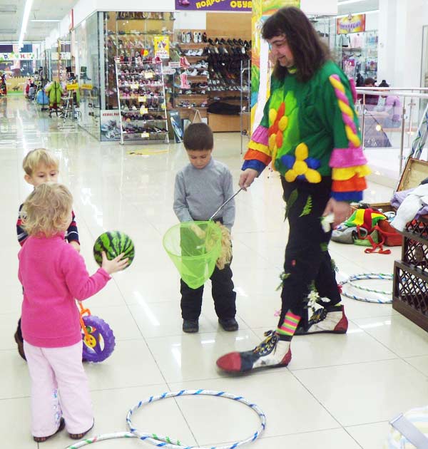 дети бросают мяч в сачок клоуну