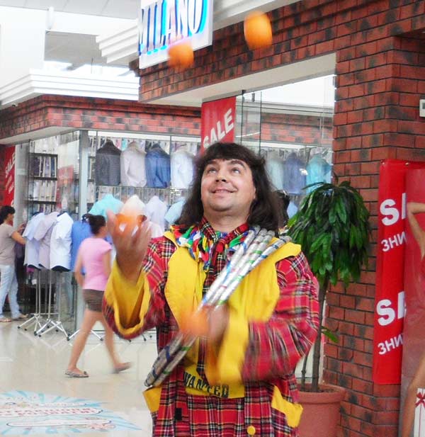 клоунс апельсинами