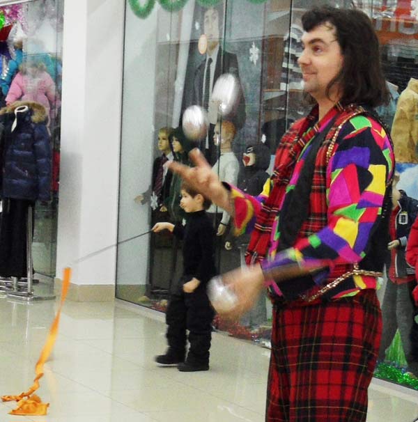 клоун жонглирует мячиками