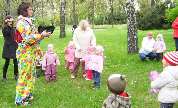 представление клоуна на природе