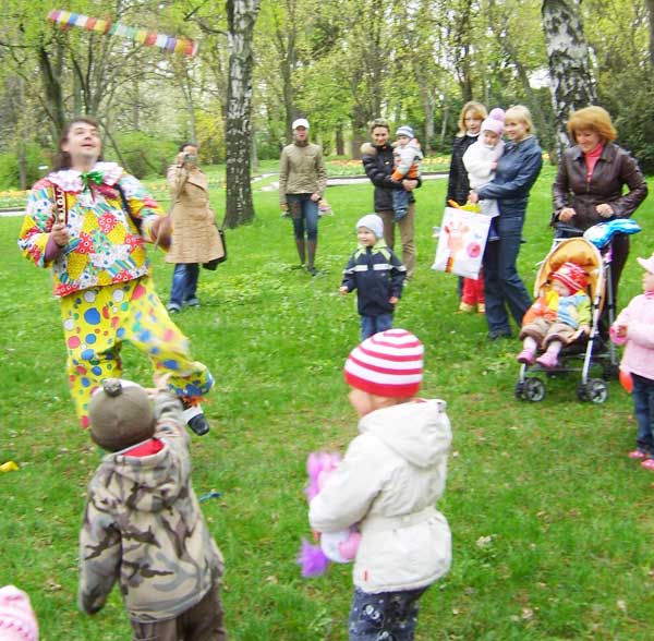 клоун с детьми