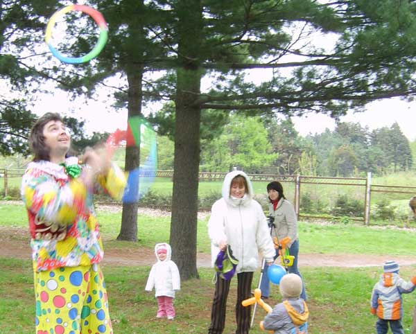 развлечение в ботаническом саду с клоуном