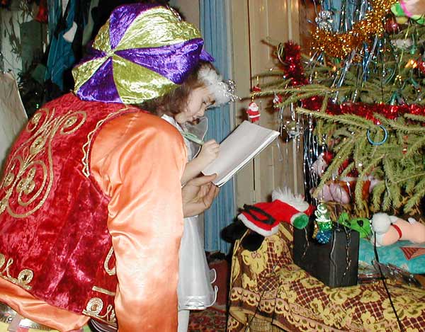 девочка загадывает желание перед елкой