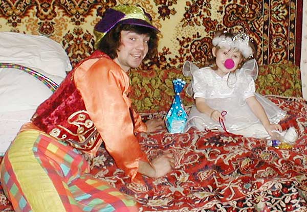 клоун развлекает девочку дома