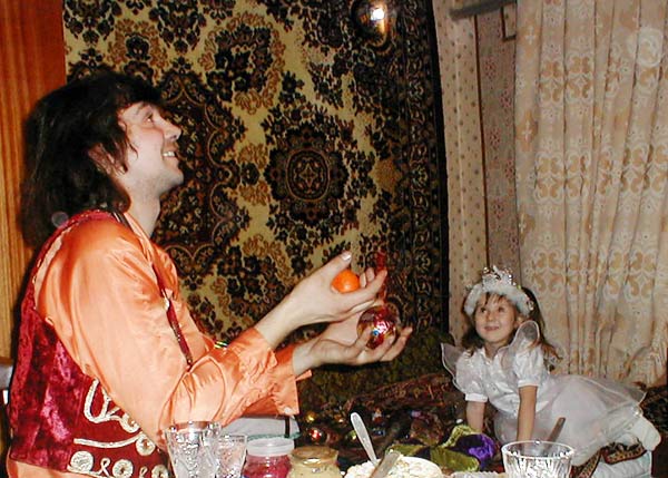 клоун жонглирует дома для именинницы