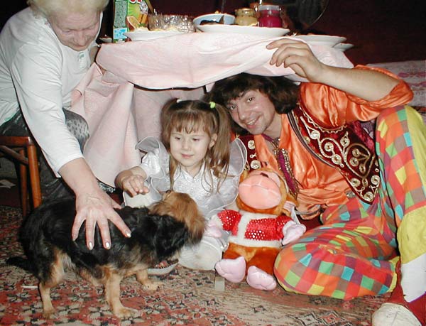 аниматор играет дома с именинницей