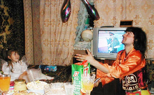 клоун жонглирует булавами на дне рождении дома