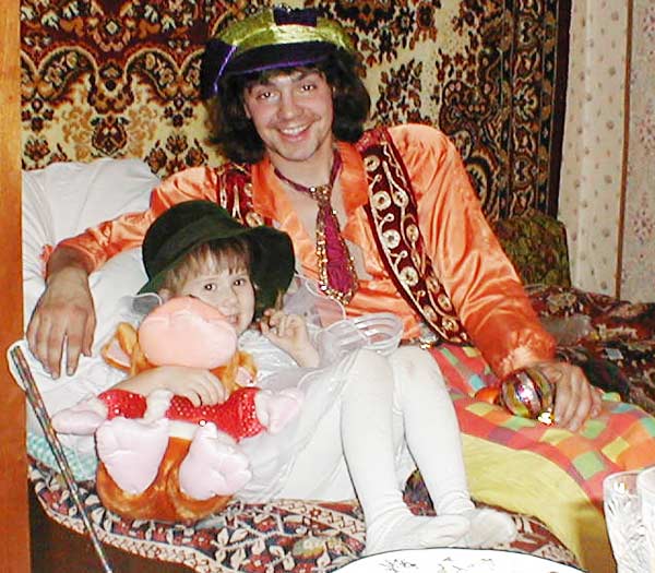 клоун развлекает именинницу дома