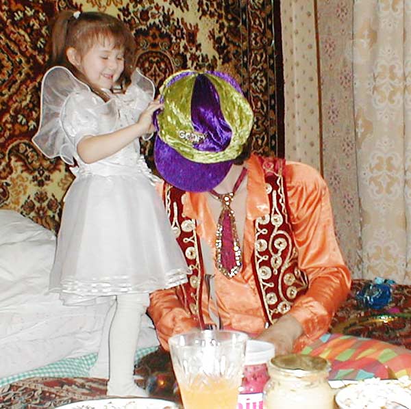 девочке весело с клоуном