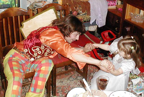 именинница играет с клоуном дома