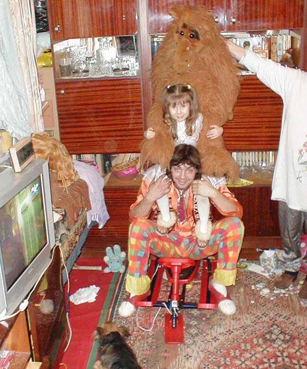 клоуна пригалсили на именины девочки и они играют