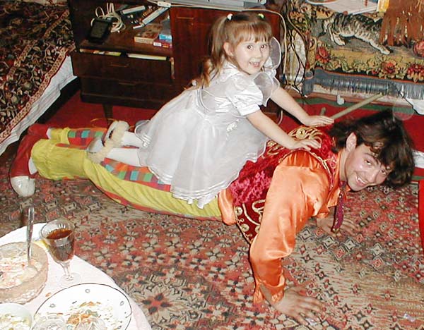 девочка играет с клоуном