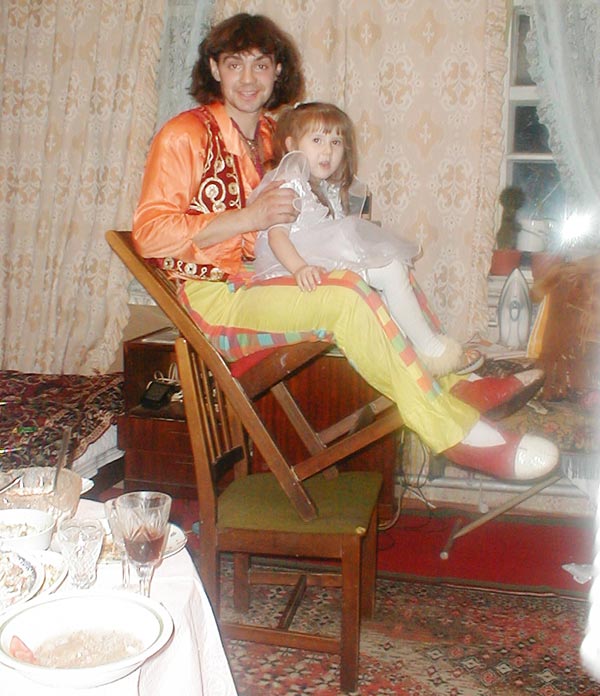 клоун играет на дне рождении девочки у нее дома