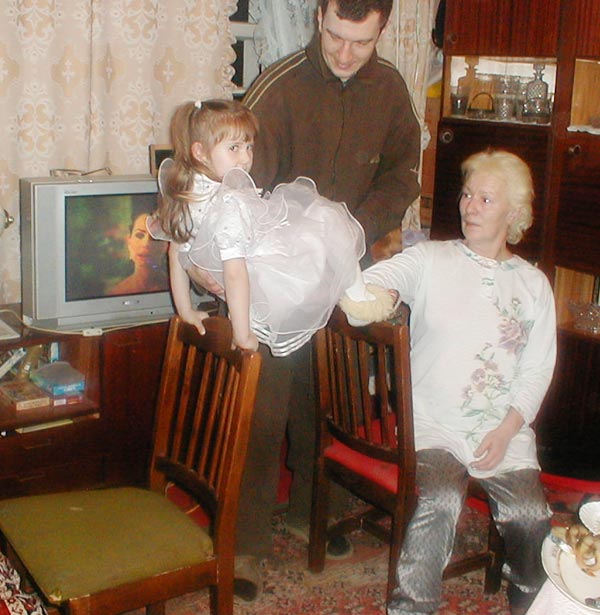 у девочки день рождение дома с родителями