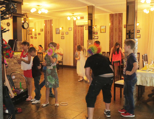 клоун в кафе 12 месяцев