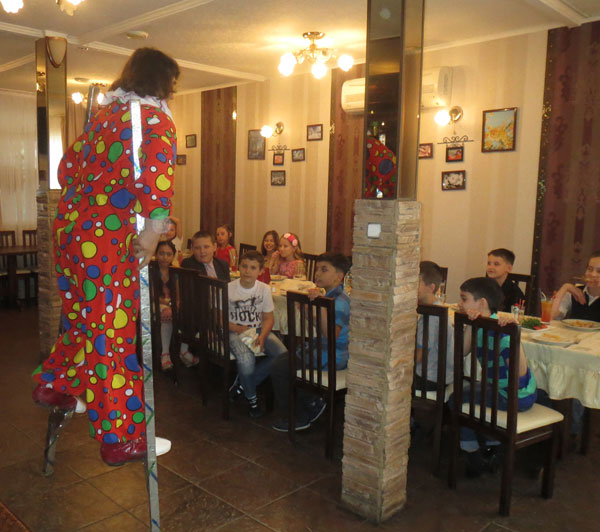 Выступление клоуна на ходулях