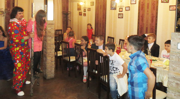 Все так же пробуют ходить на ходулях