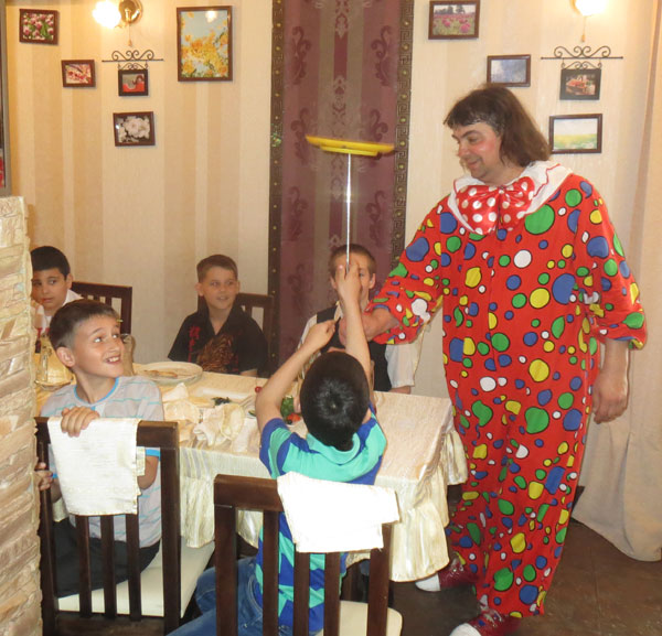 Всем покрутить тарелочку на палочке