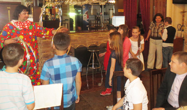 Различные ловкие трюки с обручами