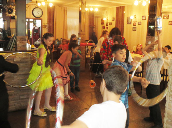 Весь чемодан клоуна циркового реквизита в распоряжении детей