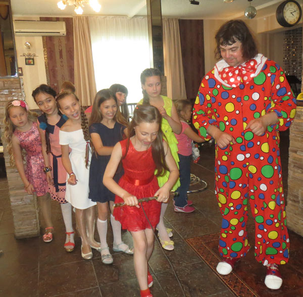 Конкурс между командами - "Накрути веревочку на палочку"