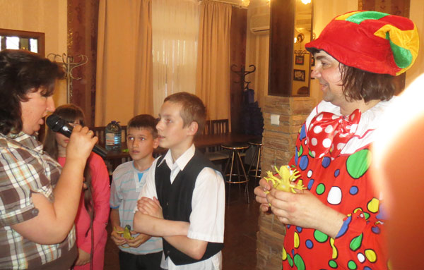 И вот новый победитель получает свой приз