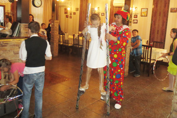 А на ходулях, можно ходить не однократно